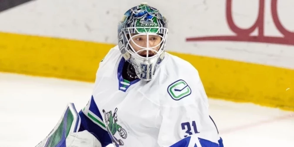 Artūrs Šilovs Ebotsfordas "Canucks" vārtos. 