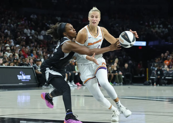 Kitijai Laksai nozīmīgs spēles laiks Fīniksas "Mercury" uzvarā WNBA