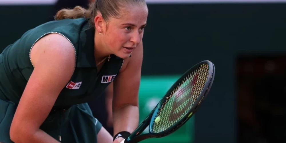 Aļona Ostapenko kortā. 