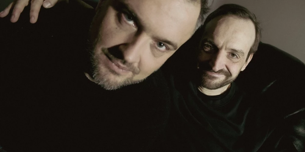 “Čipsis un Dullais” ir latviešu mūzikas duets, kas izpilda lielākoties romantiskas dziesmas žanrā, ko paši dēvē par "jaunā viļņa šlāgeri". Duetu veido dažādas Latvijas alternatīvās un rokmūzikas grupās pieredzējušie mūziķi Mārtiņš Ābols un Ģirts Strumpmanis. 