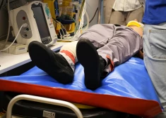 "Aploksne glābs dzīvību?" Kāpēc Latvijā joprojām tic kukuļu spēkam medicīnā