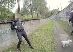 VIDEO: policisti Iļģuciemā nogādā mājās piedzērušos sievieti - atverot dzīvokļa durvis, atklājas tīrākās šausmas