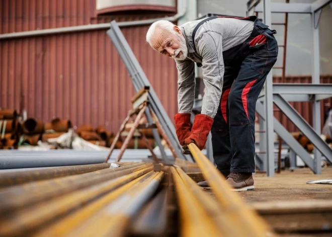 Опрос показал, что продолжающие трудиться латвийские пенсионеры недовольны своей работой