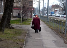 Krievijas pensionāri Latvijā kopš maija nav saņēmuši pensiju 