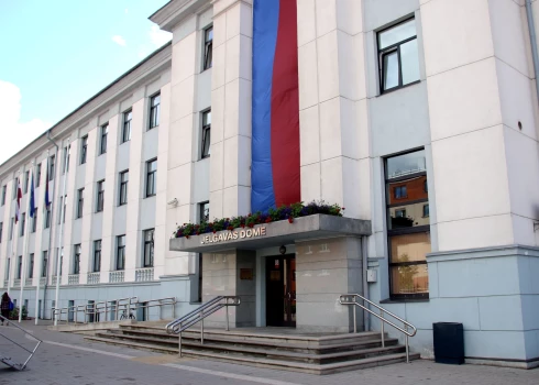 Partiju "Suverēnā vara" un "Apvienība jaunlatvieši" kopīgajā sarakstā iekļautais deputāta amata kandidāts Raimonds Lejnieks-Puķe tiesā pārsūdzējis Centrālās vēlēšanu komisijas (CVK) lēmumu nepārskatīt vēlēšanu rezultātus Jelgavas novadā.