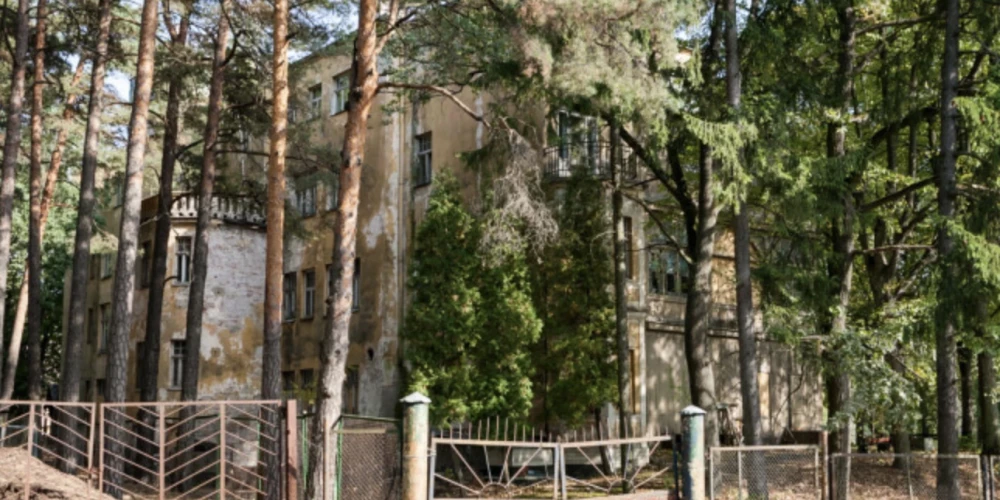 1904. gadā būvētais viens no kādreizējiem Mežaparka lepnuma simboliem – atpūtas nams "Villa Vaza" pārvērties par graustu.