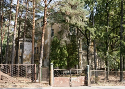 1904. gadā būvētais viens no kādreizējiem Mežaparka lepnuma simboliem – atpūtas nams "Villa Vaza" pārvērties par graustu.