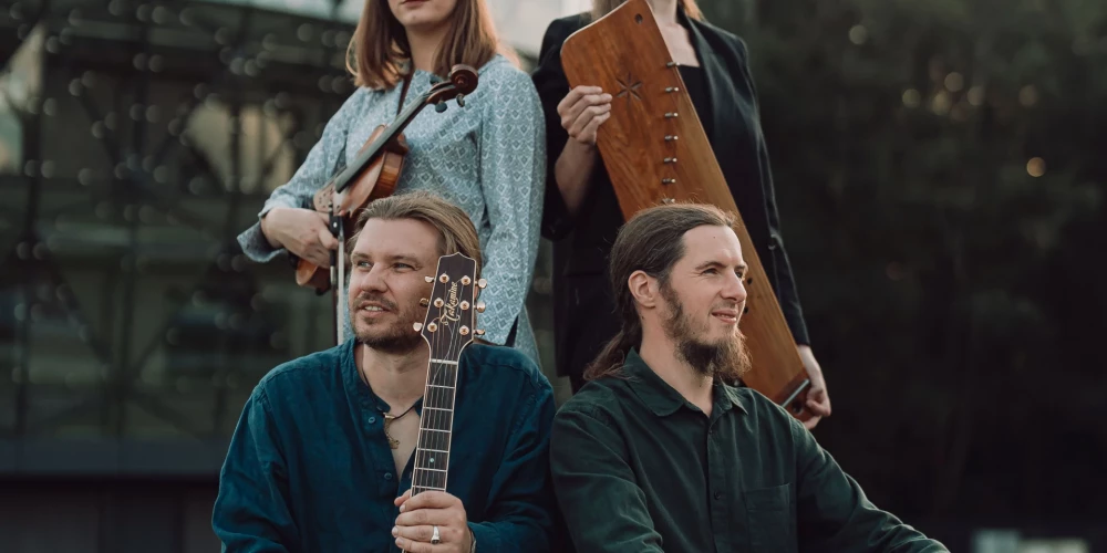 Skaņdarbā piedalās Lauma Matule (vokāls, kokle), Dārta Drava (vokāls), Ivars Štubis (ģitāra, bass) un Kalvis Vītols (perkusijas, balss).