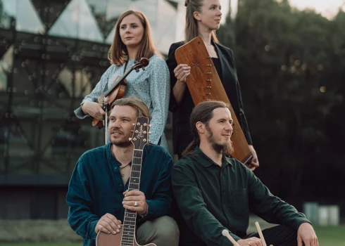 Skaņdarbā piedalās Lauma Matule (vokāls, kokle), Dārta Drava (vokāls), Ivars Štubis (ģitāra, bass) un Kalvis Vītols (perkusijas, balss).