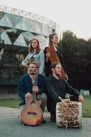 Skaņdarbā piedalās Lauma Matule (vokāls, kokle), Dārta Drava (vokāls), Ivars Štubis (ģitāra, bass) un Kalvis Vītols (perkusijas, balss).
