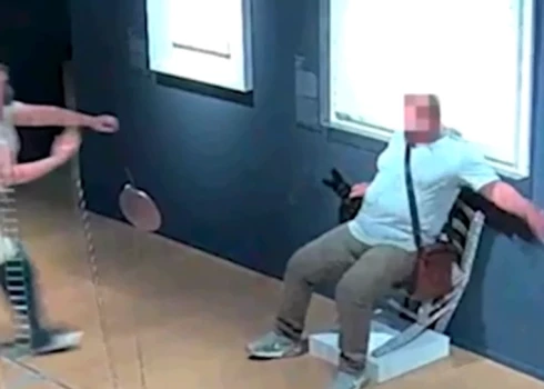 Tūristi sabojā Van Goga krēslu un aizbēg.