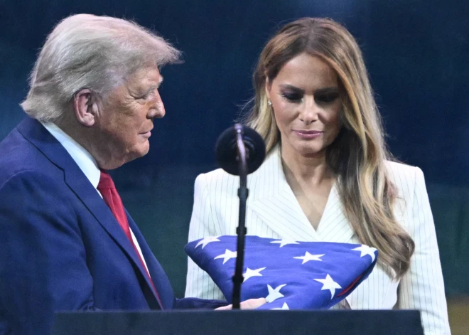 Vai Melāniju Trampu ASV armijas parādē nomainīja dubultniece? Pat Trampa atbalstītāji netic redzētajam