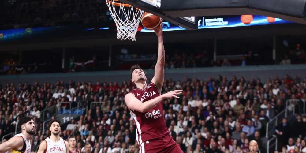 Rodions Kurucs gūst grozu savā rezultatīvākajā spēlē Latvijas izlases rindās.