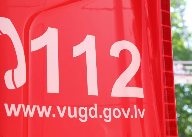 Ogrē upē iebrauc automašīna – glābēji izglābj divus cilvēkus