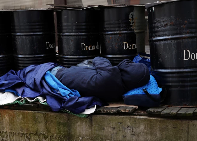 Rīgas pašvaldība pārceļ bezpajumtnieku aprūpi uz citu institūciju