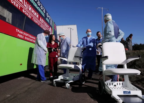 Ieradas palīdzības autobuss ar Krievijas sāktajā karā ievainotajiem.