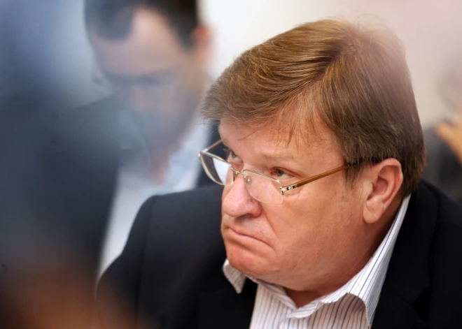 Bijušo "Latvijas krājbankas" vadītāju krimināllietā apgabaltiesa gaida ekspertīzes slēdzienu