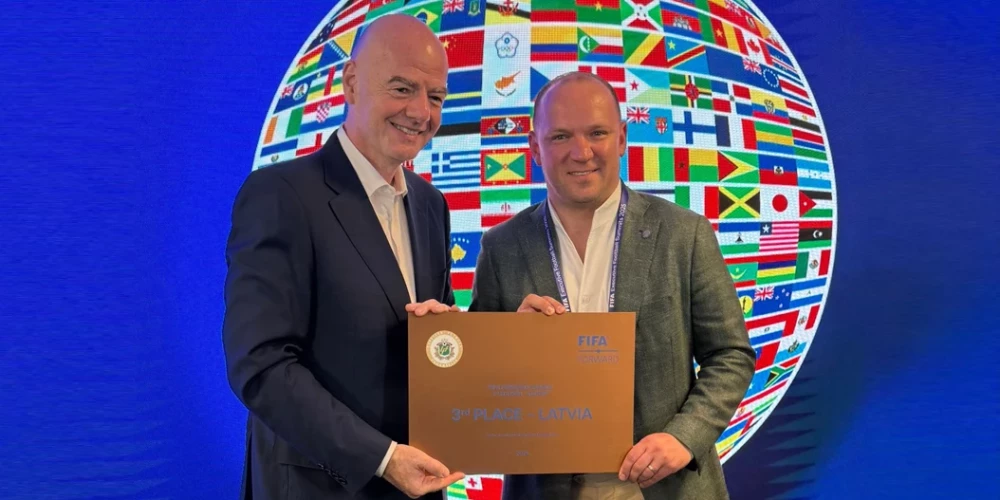 FIFA prezidents Džanni Infantīno un LFF prezidents Vadims Ļašenko.