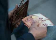 Skaidra nauda kļūs par pagātni? Latvija strauji virzās pretī dzīvei bez papīra naudas