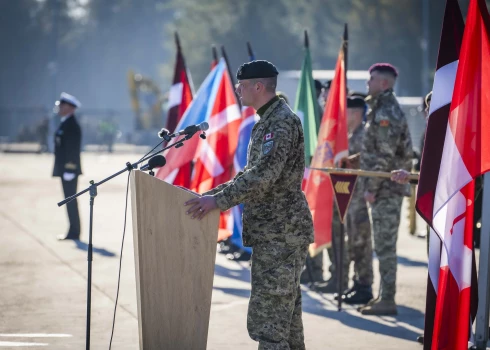Ceturtdien, 26. jūnijā, militārajā bāzē “Ādaži” notiks NATO daudznacionālās brigādes Latvijā komandiera maiņas ceremonija, kuras laikā pulkvedi Sedriku Aspiro (Cédric Aspirault) amatā nomainīs  pulkvedis Kristofers Rīvss (Kristopher Reeves).