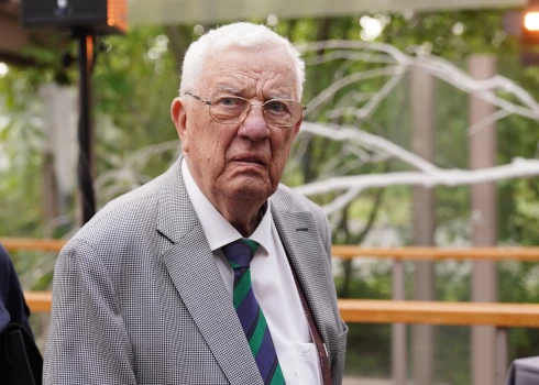 Komponists Raimonds Pauls atzīst, ka, Rīgas dzīvoklī mitinoties, dažkārt uznāk ilgas pabūt dabā, lai pabaudītu vasaras zaļumu. Sāpošās kājas viņš piesauc, bet nežēlojas un ar palīdzības lūgšanu citus cenšas lieki neapgrūtināt.