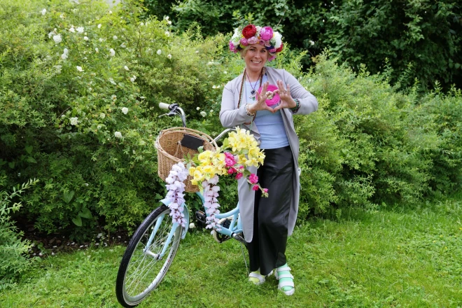 "Ļoti bieži autobraucēji man uzsmaida un uzpīpina, un es nepalieku atbildi parādā – pamāju ar tādu rokas kustību pretī, gluži kā to reiz darīja britu karaliene," saka Liene, kas īpaši laipniem satiksmes dalībniekiem sūta sirsniņu.