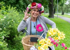 Liene Šomase bauda vasaru uz īpaša divriteņa un jūtas kā Anglijas karaliene