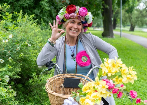 "Ļoti bieži autobraucēji man uzsmaida un uzpīpina, un es nepalieku atbildi parādā – pamāju ar tādu rokas kustību pretī, gluži kā to reiz darīja britu karaliene," saka Liene, kas īpaši laipniem satiksmes dalībniekiem sūta sirsniņu.