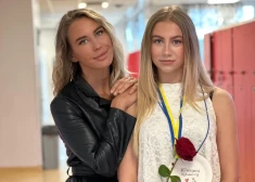 Dziedātāja Katy Tindemark ar savu nu jau lielo meitu runā angliski