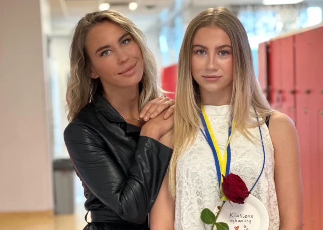 Dziedātāja Katy Tindemark ar savu nu jau lielo meitu runā angliski