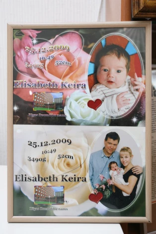 2014. gadā, kad Kas Jauns ciemojās pie Katy viņas Rīgas dzīvoklī, dziedātāja izrādīja ģimenes fotogrāfijas, kurās redzama arī jaundzimusī meitiņa ar laimīgajiem vecākiem.