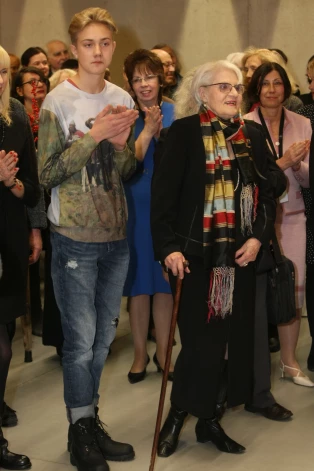 Arturs ar savu “labāko draugu” – vecmammu Džemmu Skulmi – 2016. gadā Jura Dimitera personālizstādes "Priekškara paslēpes" atklāšanā.