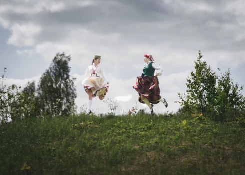 Līgo un Jāņu svinības strauji tuvojas – viens no latviešu iemīļotākajiem gada laikiem, kad daba plaukst pilnbriedā un ļaudis pulcējas, lai baudītu tradīcijas, ugunskurus un svētku noskaņu. 