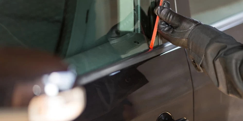 Iekļūstot neaizslēgtā transportlīdzeklī “Volkswagen”, no salona nozaga uzgriežņu atslēgu “Makitta” ar akumulatoru un 14mm uzgali, kuras vērtība ir 200 eiro. /Ilustratīvs attēls/