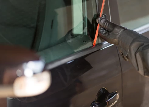 Iekļūstot neaizslēgtā transportlīdzeklī “Volkswagen”, no salona nozaga uzgriežņu atslēgu “Makitta” ar akumulatoru un 14mm uzgali, kuras vērtība ir 200 eiro. /Ilustratīvs attēls/