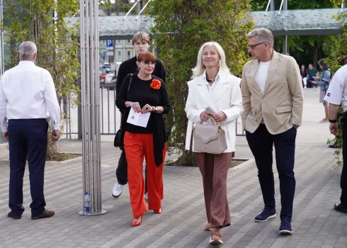 Nils Ušakovs sievas Ivetas Strautiņas-Ušakovas un tantes Nellas Ušakovas kompānijā Dzintaru koncertzālē Jūrmalā.