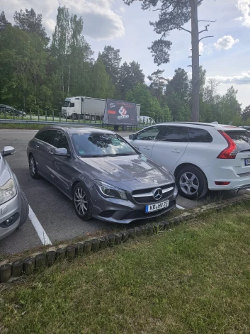 Pāris no Vācijas uz Latviju un atpakaļ mēro ceļu ar savu mersedesu.