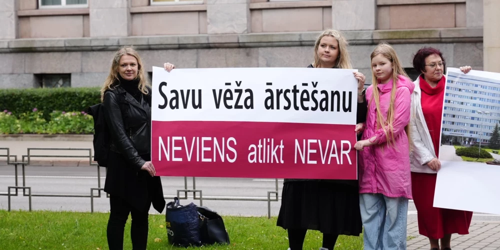 Piketā pie valdības ēkas prasa noteikt skaidru termiņu Onkoloģijas centra rekonstrukcijai.