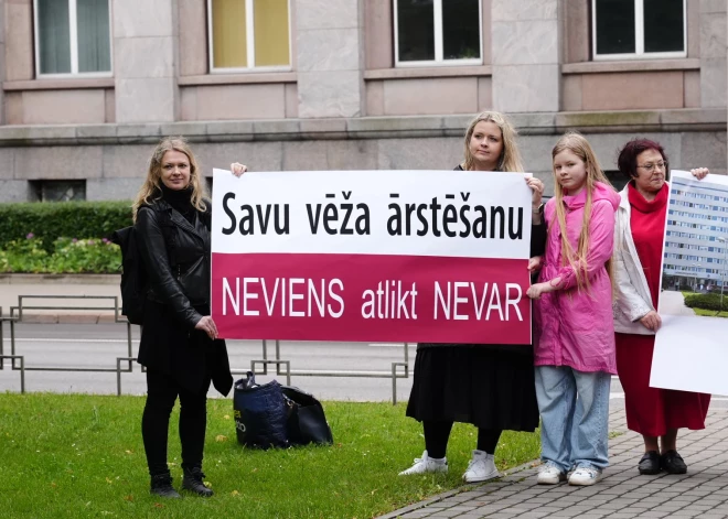 Piketā pie valdības ēkas prasa noteikt skaidru termiņu Onkoloģijas centra rekonstrukcijai.
