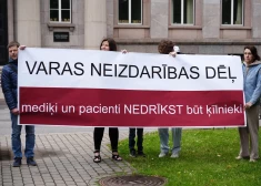 FOTO: piketā pie valdības ēkas prasa noteikt skaidru termiņu Onkoloģijas centra rekonstrukcijai