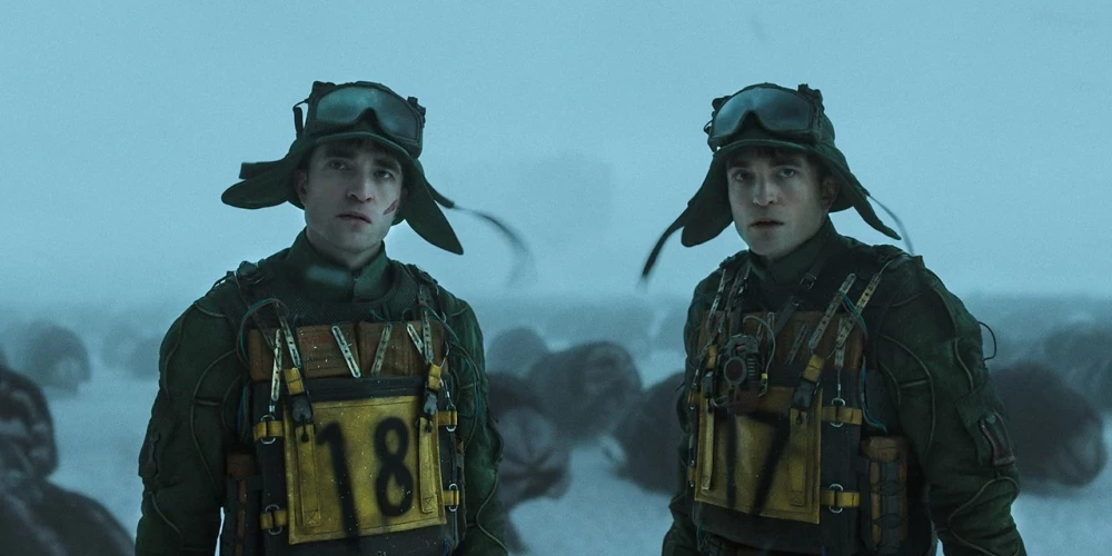 "Oskara" balvas laureāts, filmas "Parazīts" scenārists un režisors Pons Džunho piedāvā nākamo unikālo kino pieredzi – filmu "Mikijs 17". Tās galvenais varonis nokļūst neparastos apstākļos, strādājot pie darbadevēja, kurš prasa vislielāko ziedošanos – mirt, lai nopelnītu iztiku.
