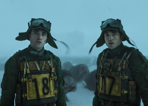 "Oskara" balvas laureāts, filmas "Parazīts" scenārists un režisors Pons Džunho piedāvā nākamo unikālo kino pieredzi – filmu "Mikijs 17". Tās galvenais varonis nokļūst neparastos apstākļos, strādājot pie darbadevēja, kurš prasa vislielāko ziedošanos – mirt, lai nopelnītu iztiku.