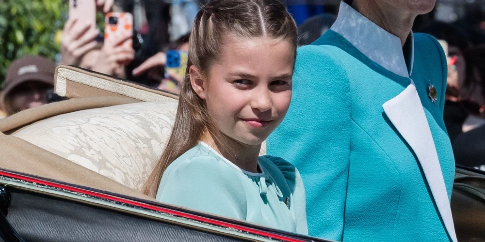 Princese Šarlote piesaista arvien vairāk karalisko fanu uzmanību.