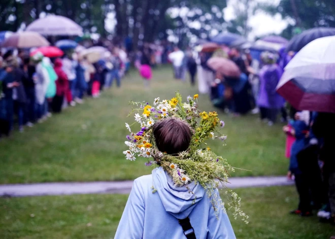 Vai teiciens “līst kā pa Jāņiem” ir patiess? Lūk, kāds laiks bijis iepriekšējos gadus