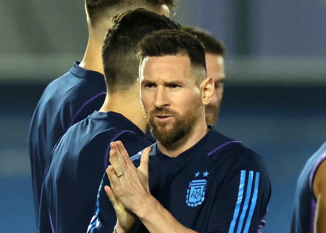 "Viņš nekad nepieskaras..." Fani pamanījuši intriģējošu niansi fotogrāfijās, kurās redzams Lionels Mesi; sportists paskaidrojis, kas par lietu