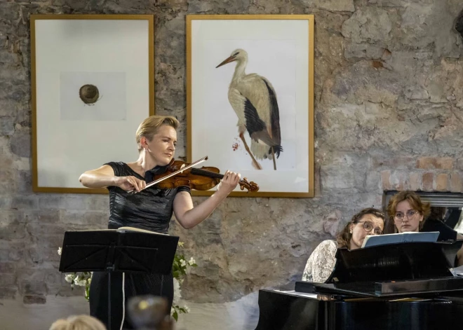 Mazajā Mežotnes pilī ar īpašu kamermūzikas programmu viesojās izcilā latviešu vijolniece Vineta Sareika un talantīgā pianiste Amandīne Savarī (Francija).