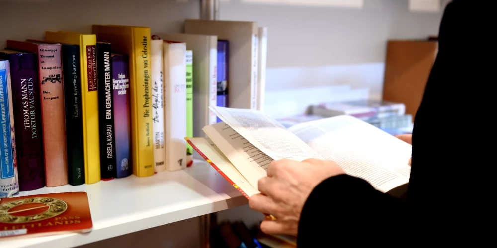 Papildu finansējums mācību līdzekļu nodrošinājumam 8,9 miljonu eiro apmērā paredzēts mācību literatūras (grāmatu un darba burtnīcu) iegādei vispārizglītojošā mācību satura apguvei, mācību līdzekļu iegādei profesionālās ievirzes izglītībai sportā, mākslā, mūzikā, dejā, kā arī mācību līdzekļu izstrādei, prioritāri speciālām vajadzībām un vidusskolas padziļinātajiem kursiem.