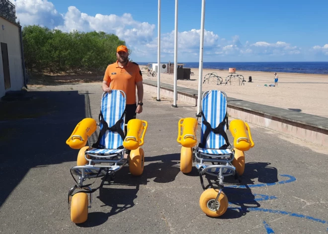 Нововведение на рижских пляжах: плавательные коляски для людей с ограниченными возможностями