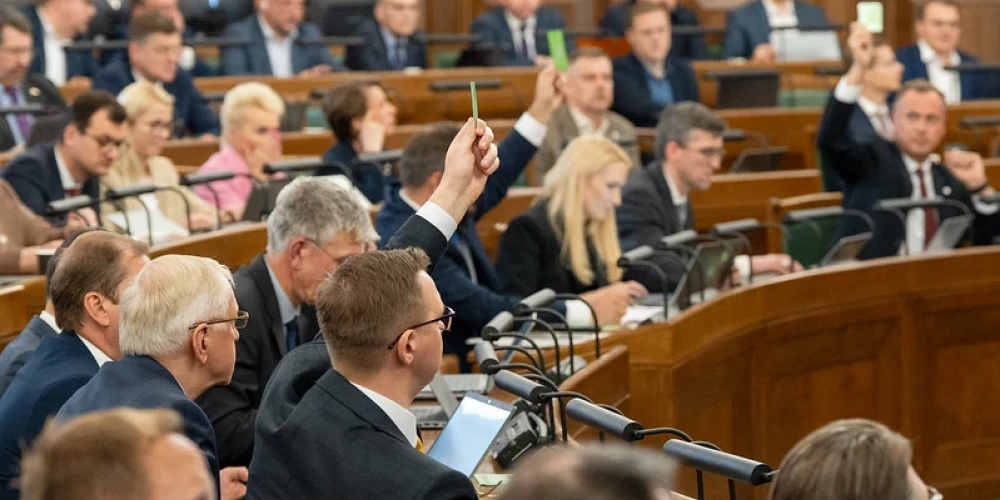 Tiesībsargs norādīja, ka pagājušā gada novembrī Saeimā pieņemtā norma par valsts amatpersonu ikmēneša atalgojuma publiskošanu neatbilst Satversmei.