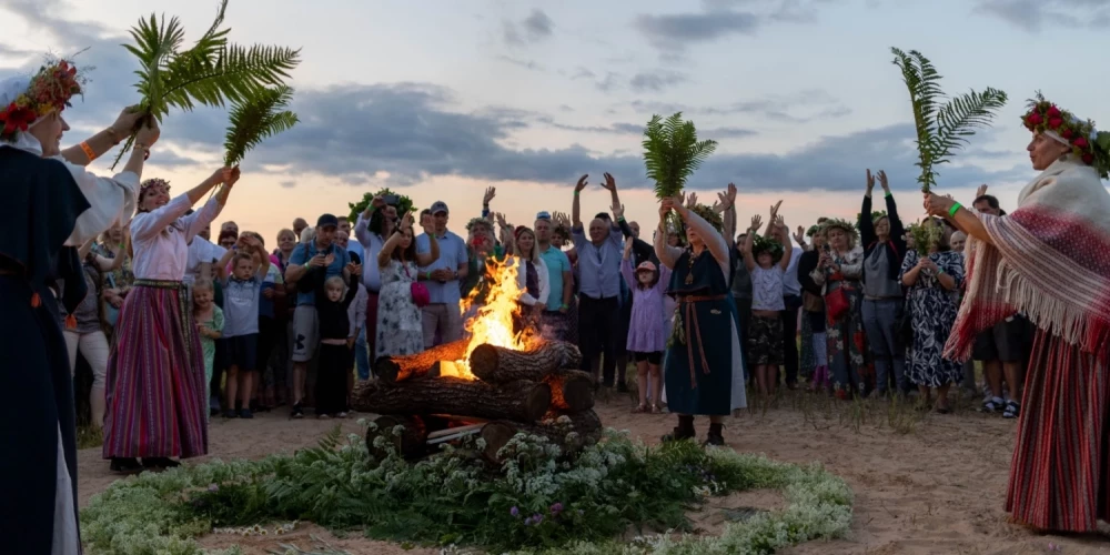 Līgo svētkos visā Latvijā notiek simtiem pasākumu, kuros, protams, neiztiek arī bez uguns rituāla.